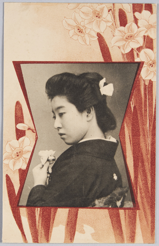 作品画像:花を持つ和装女性