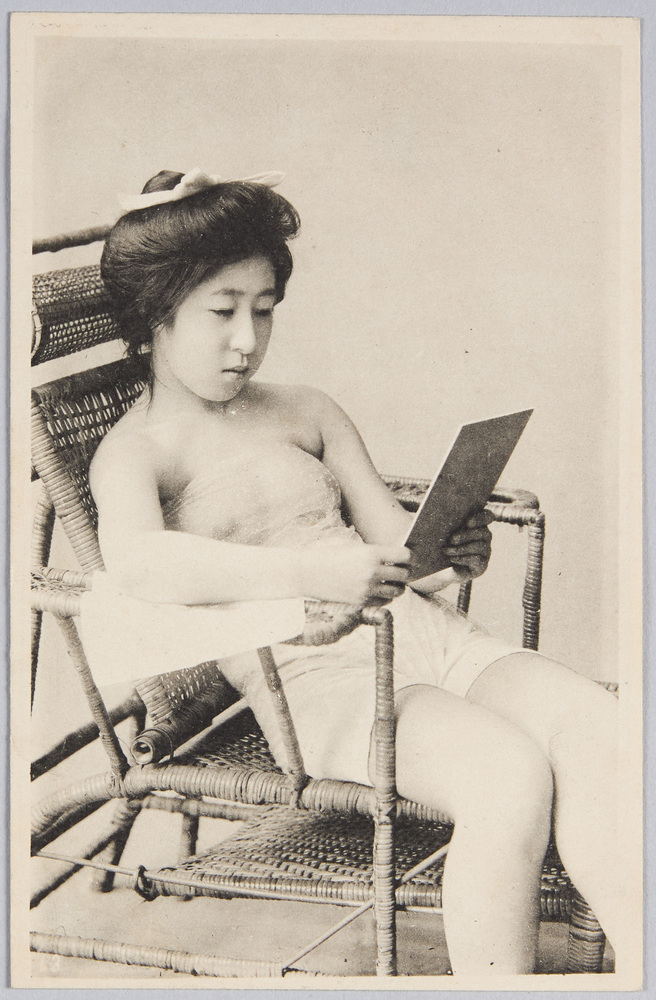 作品画像:籐椅子に座る女性