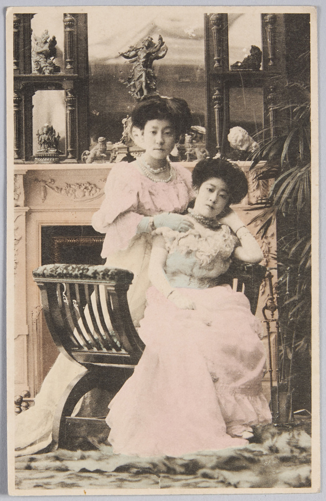 作品画像:2人の洋装女性