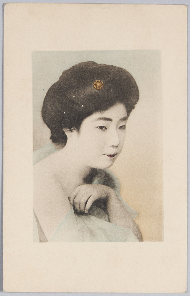 作品画像:菊の髪飾りを付けた女性