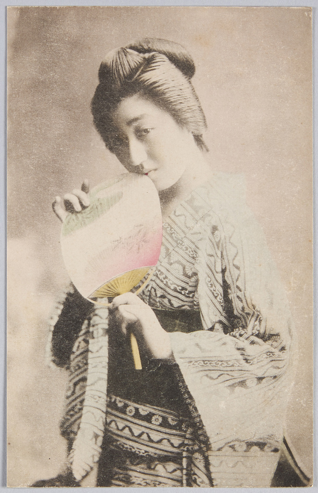 作品画像:団扇を持つ浴衣の女性