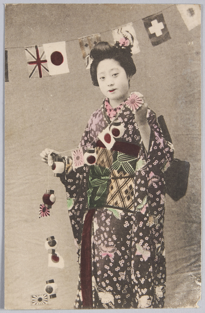 作品画像:国旗の飾りを持つ和装女性