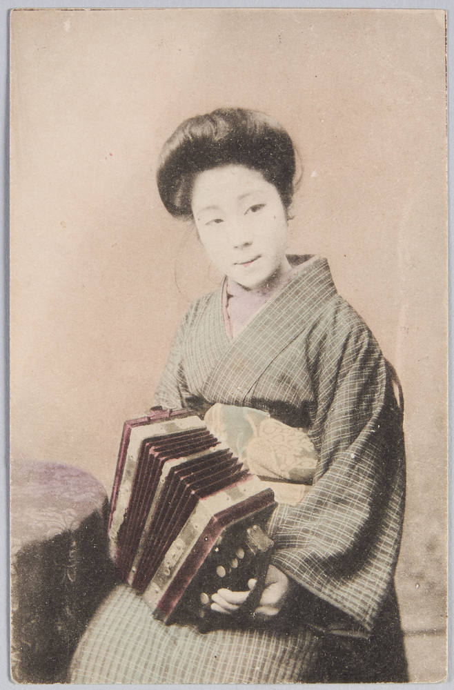 作品画像:アコーディオンを持つ和装女性
