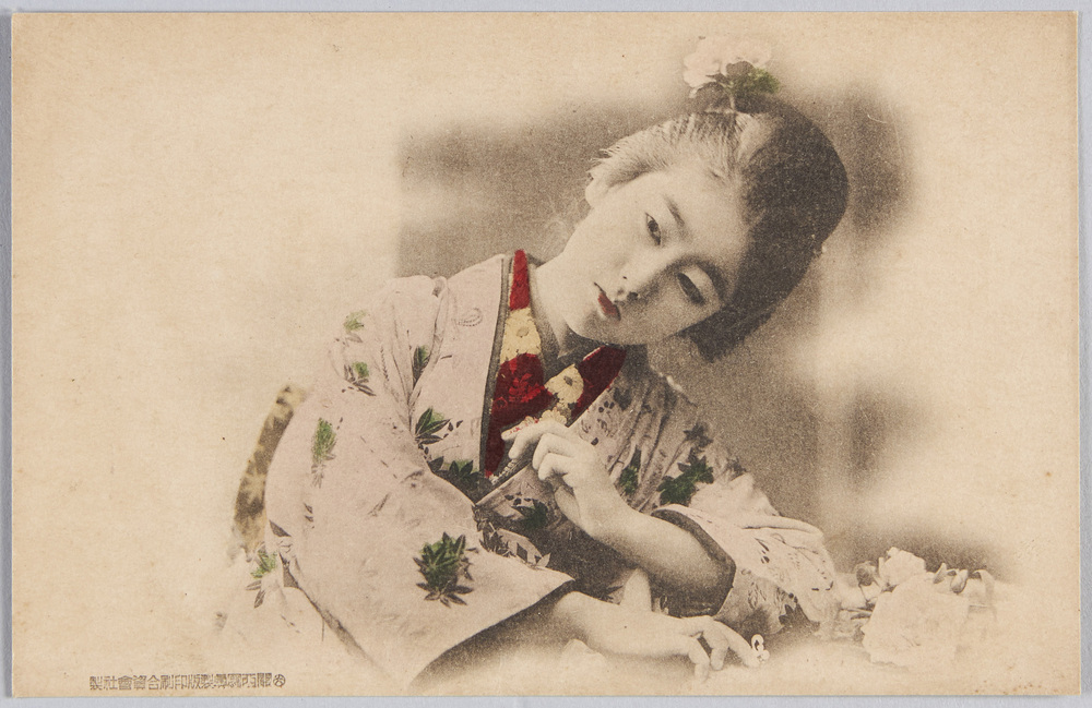 作品画像:花飾りをつけた和装女性
