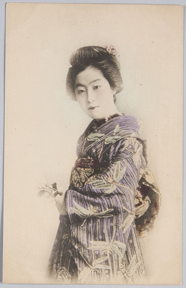 作品画像:花を持つ和装女性