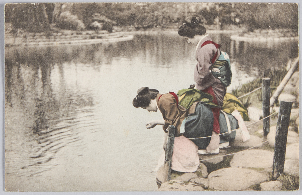 作品画像:水際の和装女性たち