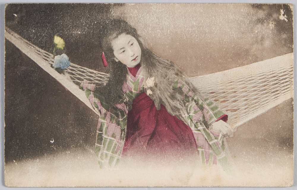 作品画像:ハンモックに座る和装女性