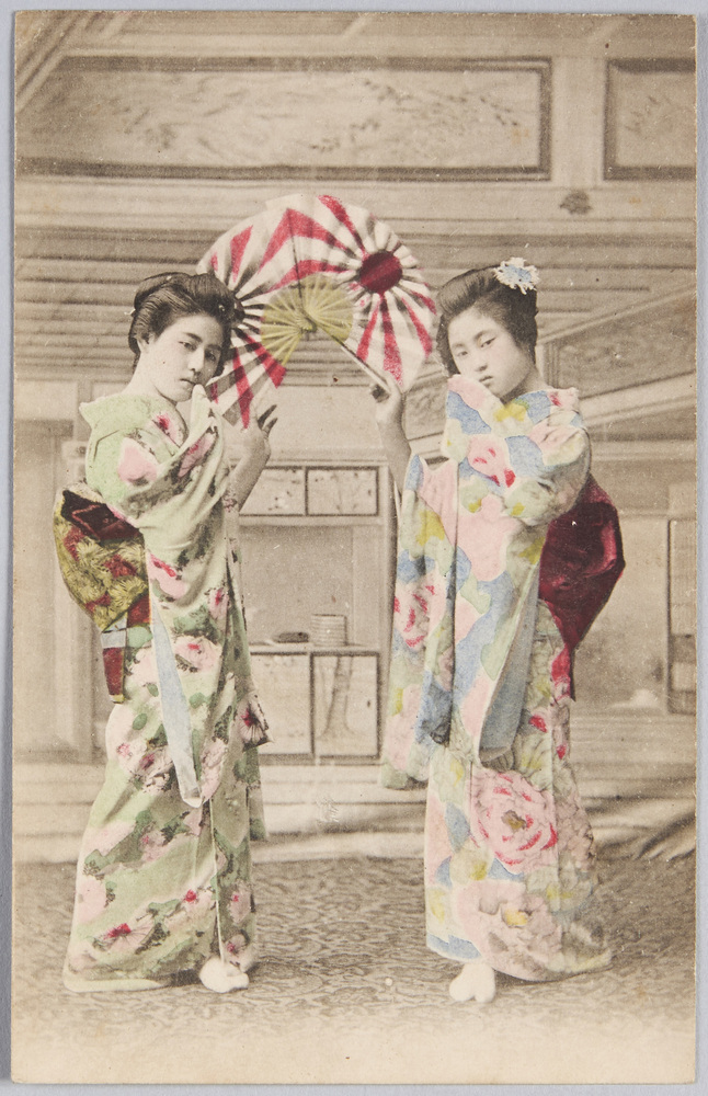 作品画像:扇をかざす二人の和装女性
