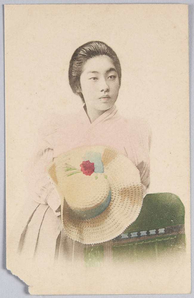 作品画像:帽子を持つ洋装女性