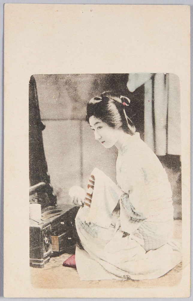 作品画像:鏡台の前の和装女性