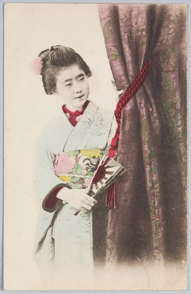 作品画像:カーテンの陰の和装女性