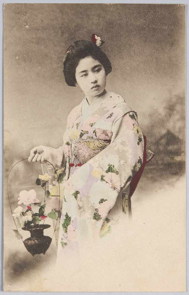作品画像:花生けを持つ和装女性