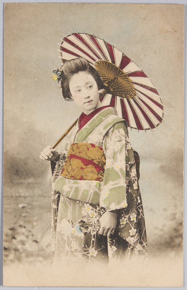 作品画像:和傘と花を持つ和装女性