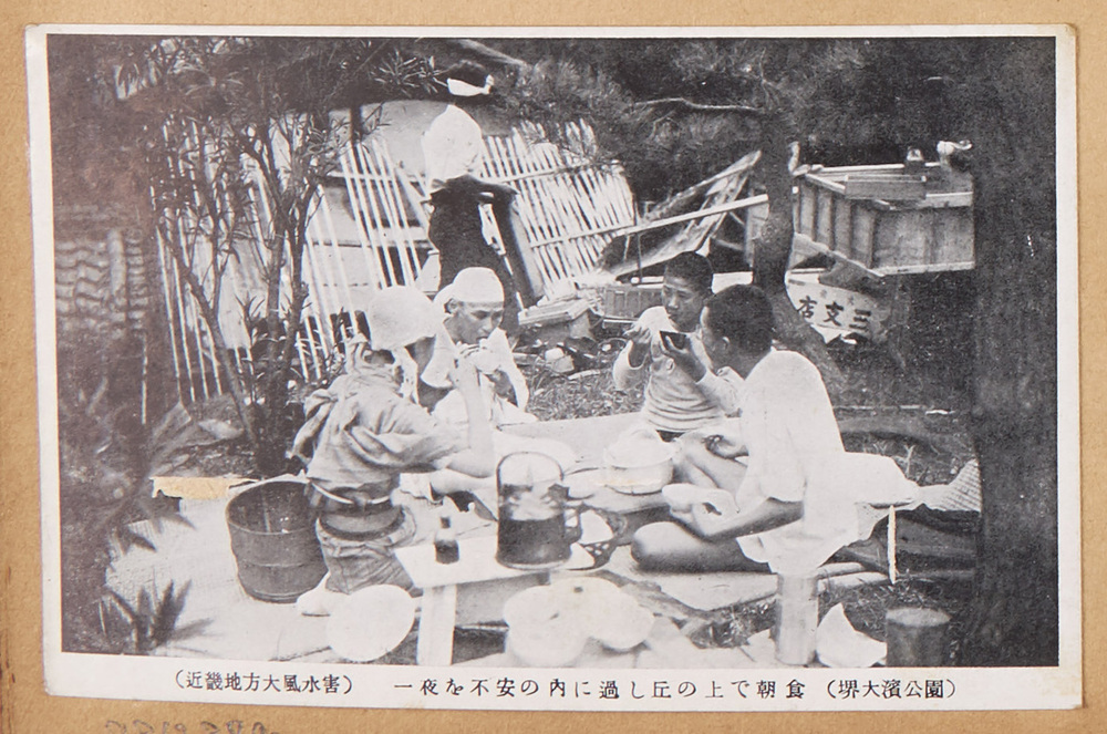 作品画像:近畿地方大風水害・一夜を不安の内に過し丘の上で朝食(堺大浜公園)