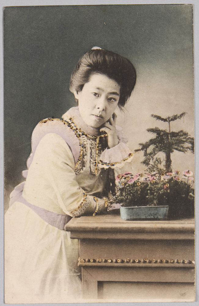 作品画像:頬杖をつく洋装女性