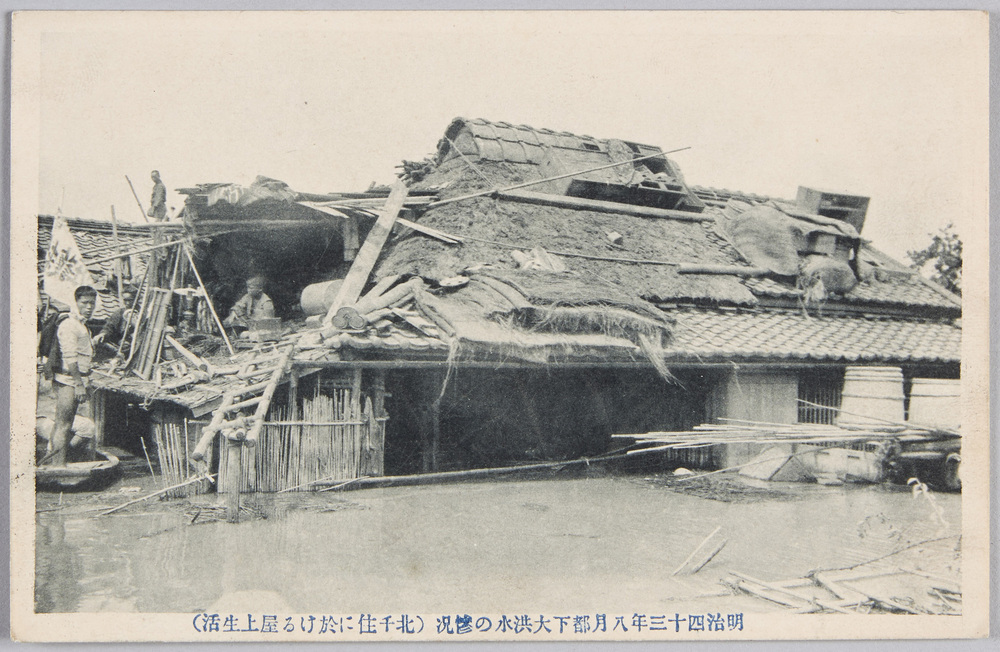 作品画像:明治四十三年八月都下大洪水の惨況(北千住に於ける屋上生活)