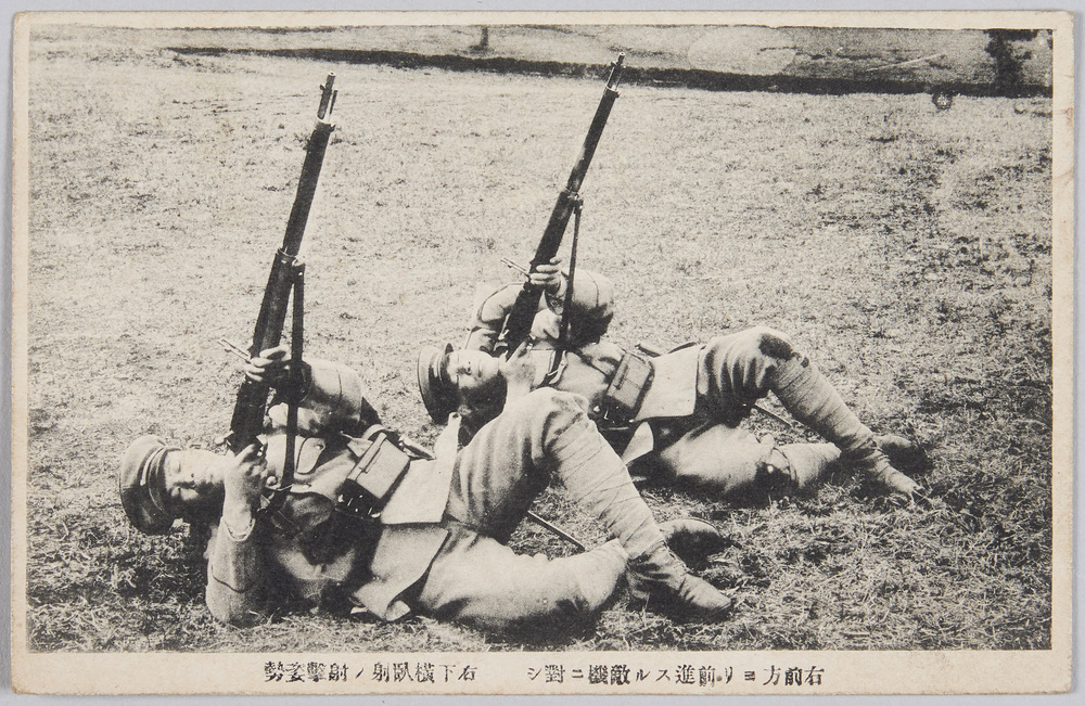 作品画像:右前方ヨリ前進スル敵機ニ対シ右下横臥射ノ射撃姿勢