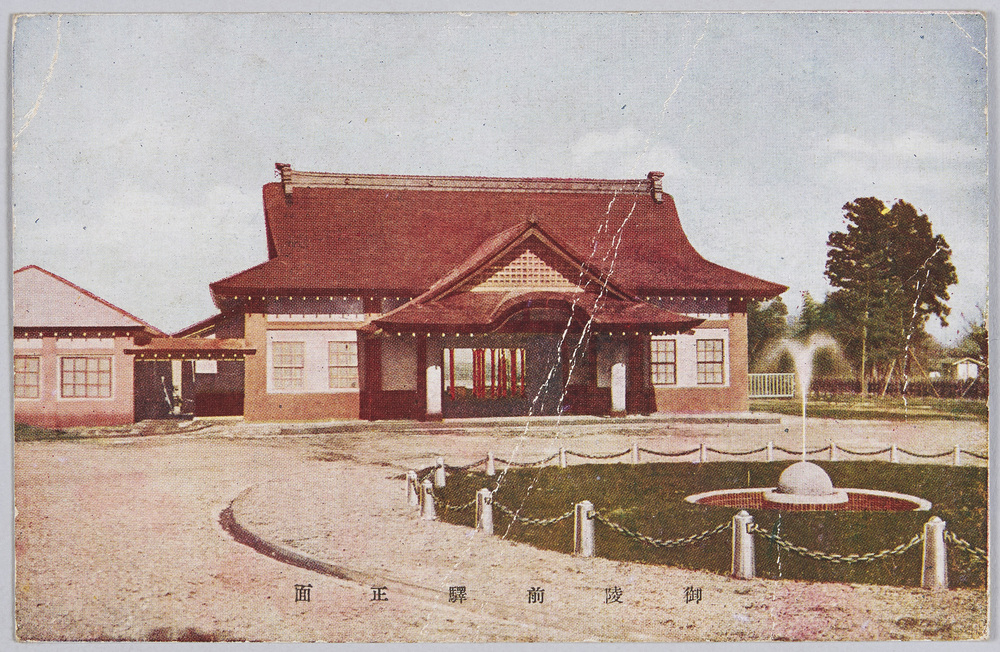 作品画像:御陵前駅正面