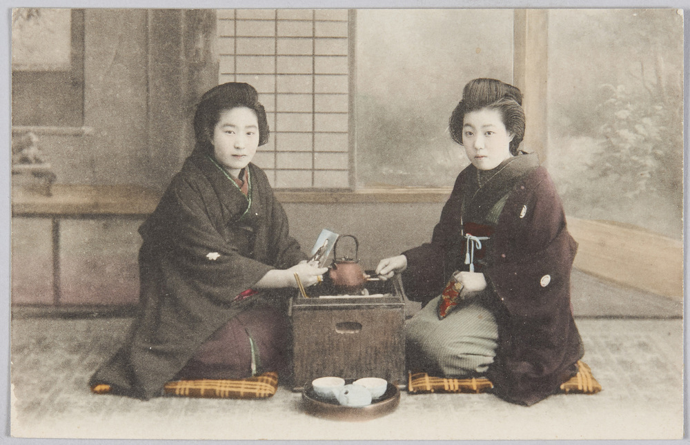 作品画像:火鉢を囲む和服女性