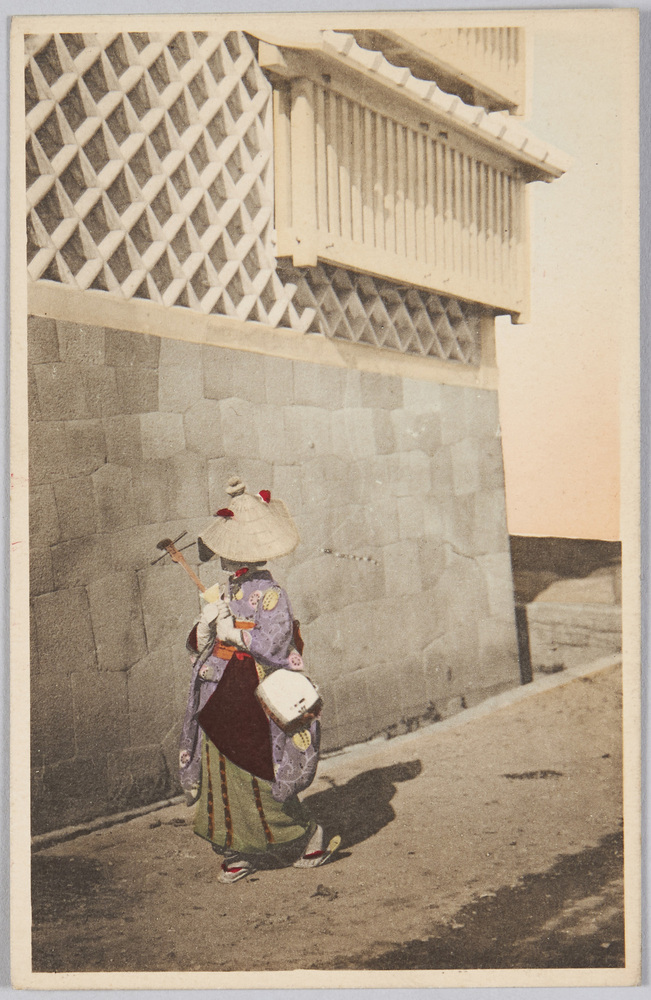 作品画像:三味線を抱えて歩く女性