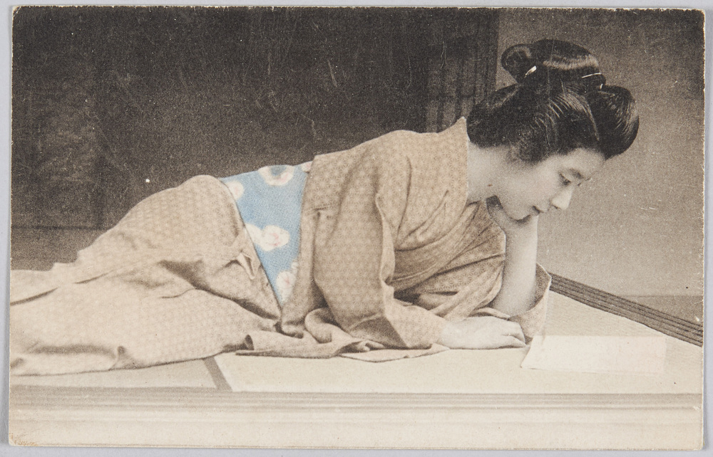 作品画像:書を読む和服の女性