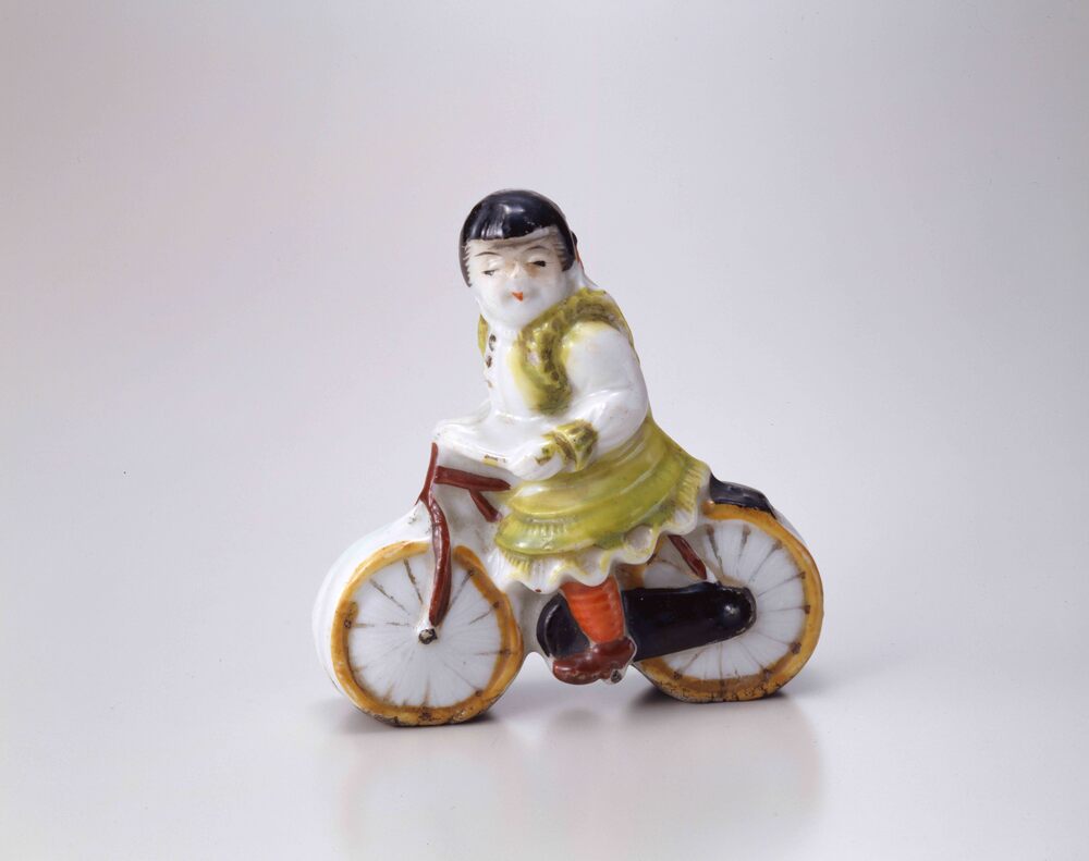 作品画像:伊万里人形(自転車に乗った少女)