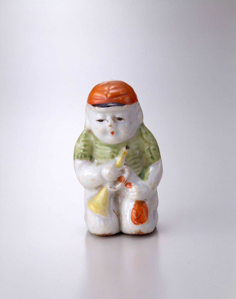 作品画像:陶器人形(ラッパを持つ子供)