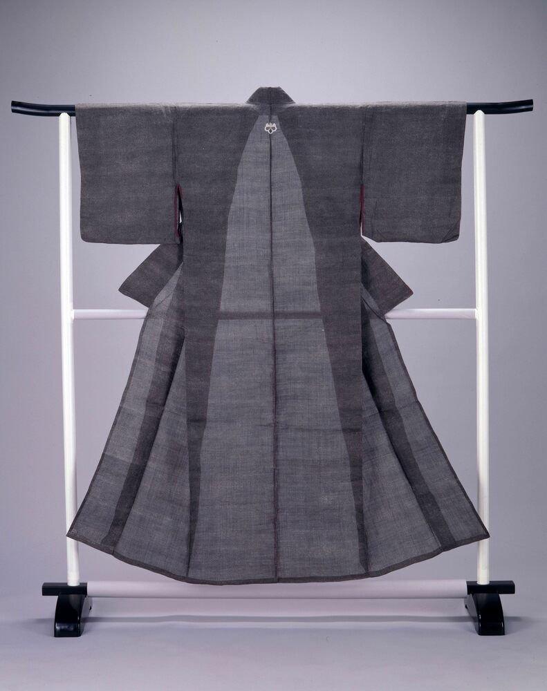 作品画像:江戸小紋地着物他一括資料 着物(単衣) 黒絽地千鳥文五三桐紋付