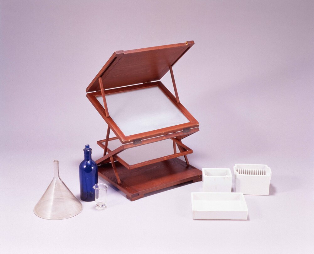 作品画像:乾板現像用器具(定着箱)