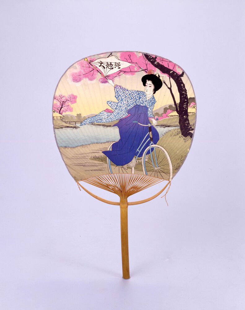 作品画像:団扇 (女学生自転車に乗る図)