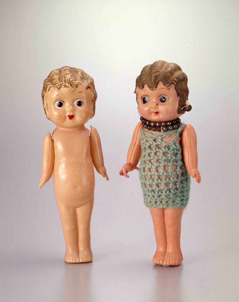作品画像:セルロイド人形 巻髪女子(毛糸衣装付)