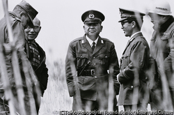 作品画像:米軍指揮官と話す人々