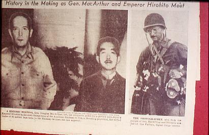 作品画像:新聞に掲載されたマッカーサー元帥と天皇の写真