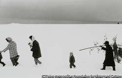 作品画像:雪の中の人たち