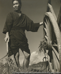 作品画像:(草刈りをする男性)