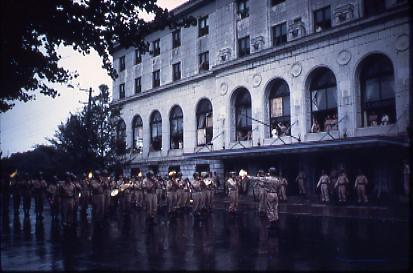 作品画像:横浜ニューグランドホテル前で演奏するアメリカ軍楽隊