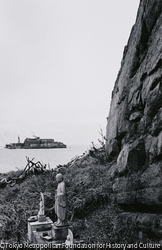 作品画像:緑なき島-軍艦島:中ノ島の無縁墓地