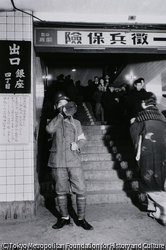 作品画像:地下鉄で防空演習(銀座駅)