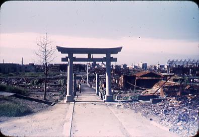 作品画像:横浜の神社の門