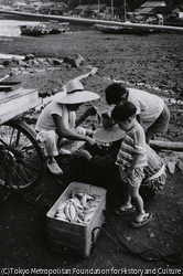 作品画像:水俣病(2) 魚を買う漁師