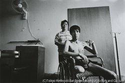 作品画像:1993年8月、韓国政府から枯葉剤被爆患者の認定をうけた韓国軍のもとベトナム帰還兵・趙吉成(チョウ・キルソン)。四肢の末梢神経麻痺、さらに足先から壊死がすすんだ。当時アメリカの要求に応じ、参戦国軍としてベトナムの前線に派兵された韓国軍兵士の総数は31万余、うち5千人が被爆症を申し立てた(ソウル、1993年5月)