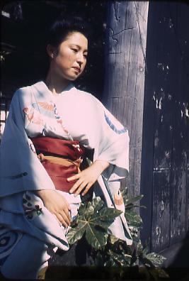 作品画像:和服姿の芸者 1