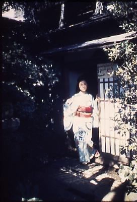 作品画像:和服姿の女性