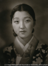 作品画像:(花柄の着物の女性)