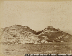 作品画像:威海衛港劉公島ニ於ル信號臺及電燈臺ノ景