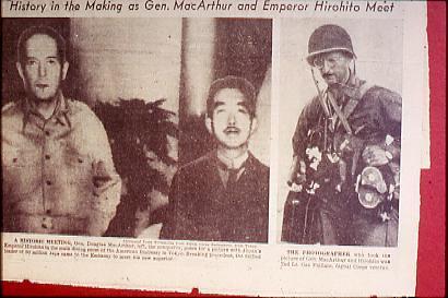 作品画像:新聞に掲載されたマッカーサー元帥と天皇の写真