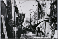 作品画像:中野駅前の商店街