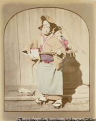 作品画像：（三味線を持ち子供を背負う女性）
