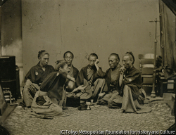 作品画像:松平忠礼を囲む写場