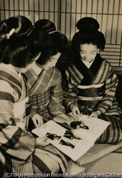 作品画像:四年後のオリンピックをめざして外国語を勉強する芸者たち (2)